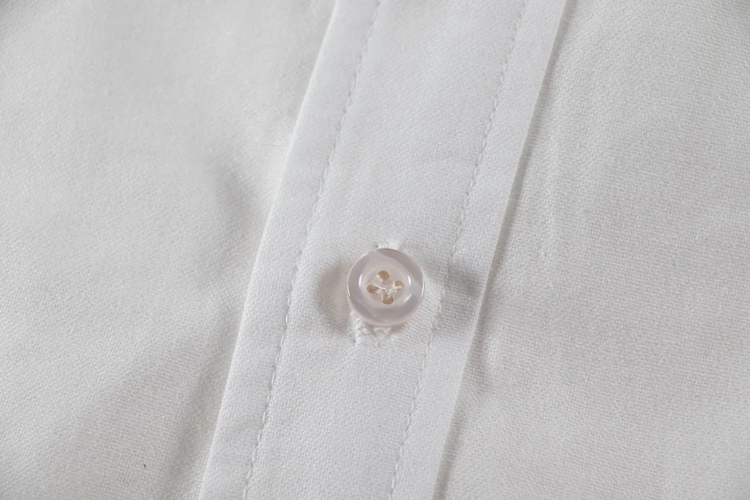 P230 Color: Navy Blue/Original Blue/Original White/Matte Pink/Khaki/Charcoal Gray Size: S M L The texture is tight and soft ✅ - Custom dyed original pearlescent white buttons with different sizes ✅ - Special shaped chiffon foil is included in the collar door tube, which is not easy to deform and pull ✅ - RL classic version of the Oxford shirt. The thick and stiff feeling brought by the Oxford cloth. Wear it alone as an outer layer. It can be worn in all seasons. It is a must-have item for the wardrobe. Start with your eyes closed.